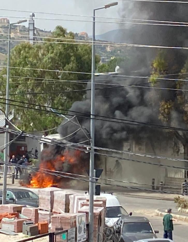 بالصور- مسيرة إسرائيلية تستهدف دراجة نارية أمام مستشفى صلاح غندور في بنت جبيل... وسقوط إصابات